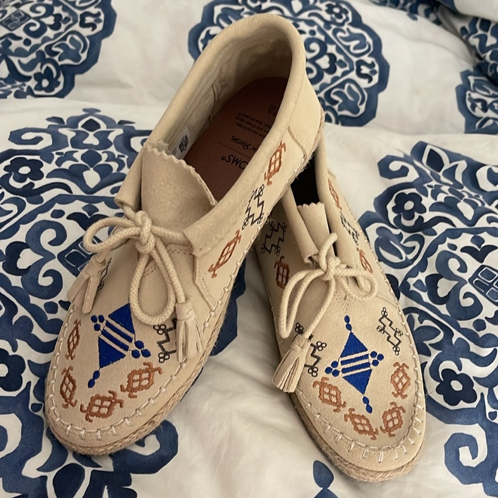 Toms~Palmera Chukka Light Tan suede embroidered women's moccasins Size 7.5 NWOT